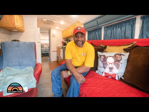 Navy Veteran Builds School Bus Tiny House for his Family's Adventures