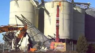 preview picture of video 'Timaru Port Silos being demolished.'