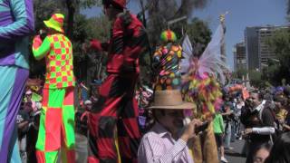 baile de los zancos en el desfile de los alebrijes.