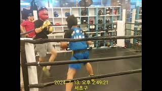 20세 76kg  (금색 글러브) 경력1년반 vs 중2 75kg JG복싱 (청색 유니폼) 경력2년