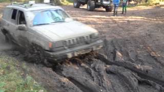 preview picture of video 'Grand Cherokee 5,2 gräbt sich durch den Schlamm'