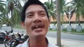 Chú giữ xe ở hội An hát tiếng Anh bằng nhạc việt - Very cool :)