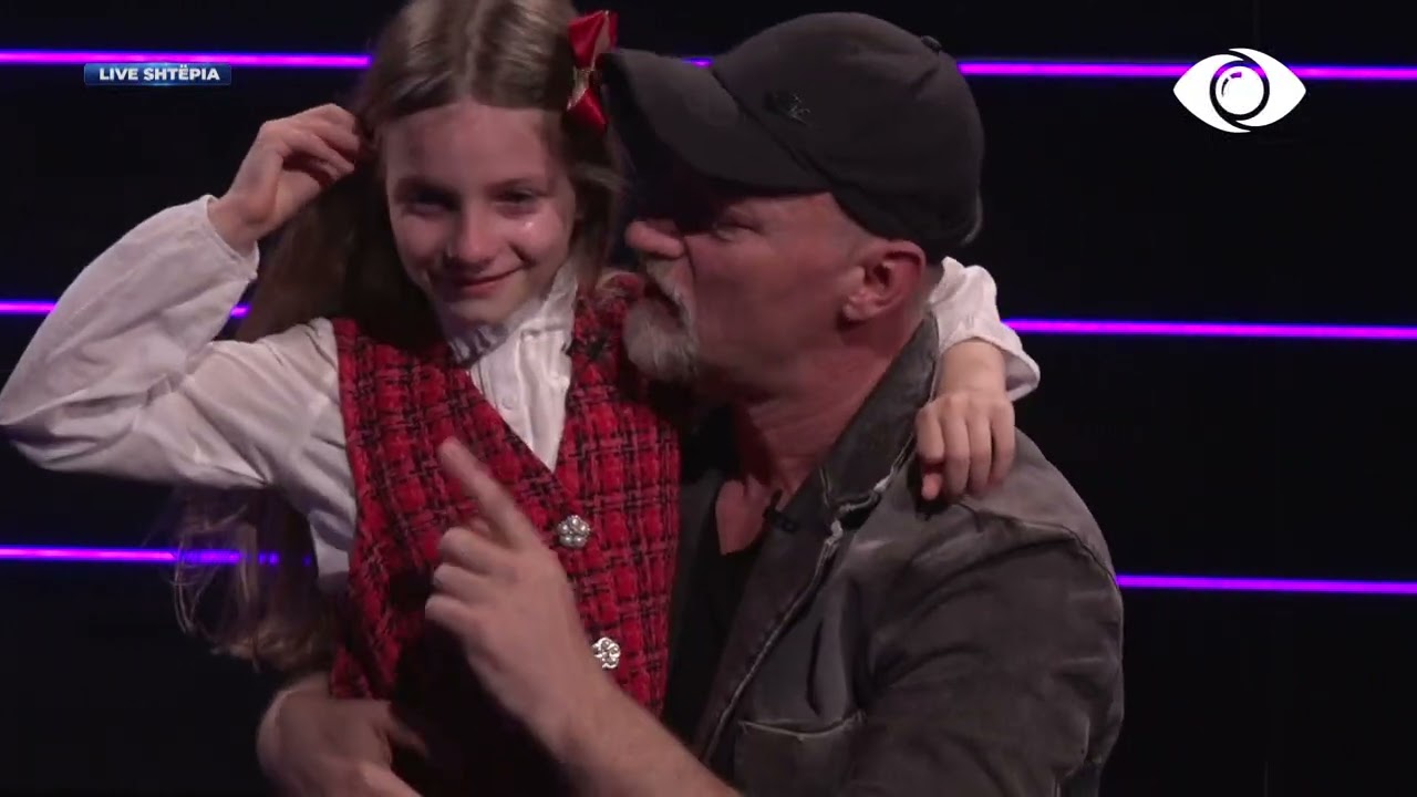 Genti surprizohet nga vajza e tij, të dy nuk përmbajnë dot lotët