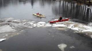 preview picture of video 'SOOMAA_2010_04_02 Hädalise  päästmine jääkülmast veest.MPG'