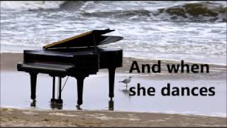 German song--Wenn sie tanzt (When she dances) by Max Giesinger with English lyrics