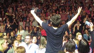 Michael Patrick Kelly steigt über die Stühle- Happiness- Kempten