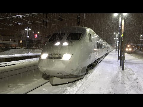 Tåg i snöstorm på Hässleholm Central