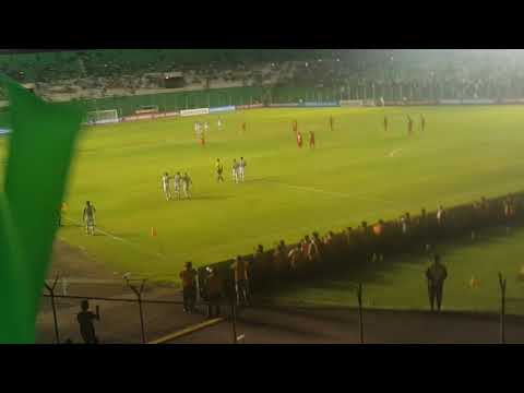 "Festejo de la hinchada del gol de Castillo" Barra: Los de Siempre &bull; Club: Oriente Petrolero
