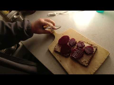 MongoTV_10090 - Min Morgenmad - RUGBRØD Med LEVERPOSTEJ og RØDBEDER