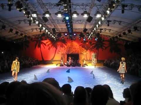 J. C. de Castelbajac fashionshow Paris 2009 - Agent Luxe
