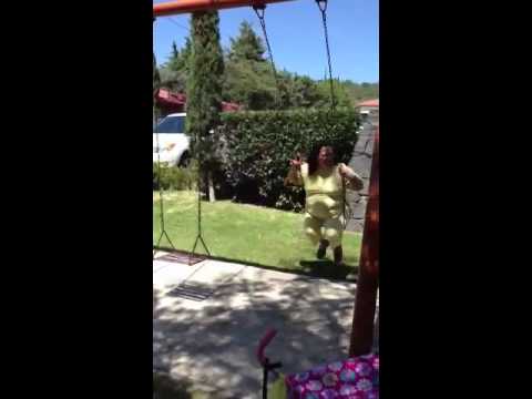 Andrea en el columpio