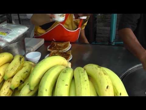 Уличная еда-банановые блинчики