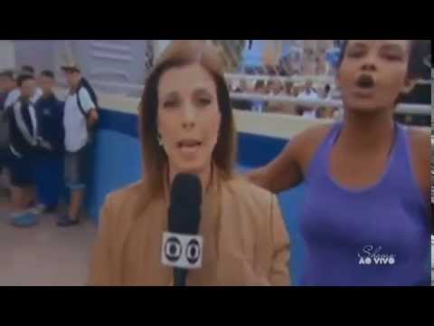 Mulher revoltada invade link ao vivo da TV Globo e atrapalha repórter - SPTV 07/04/2015