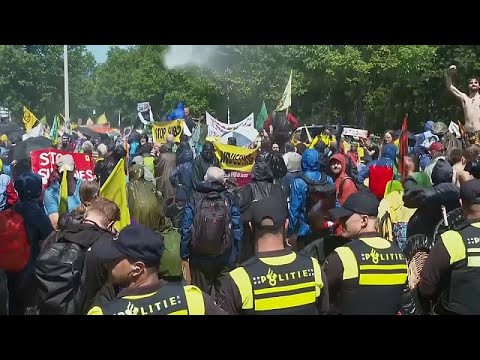 Den Haag: Klimaprotest in Badehose und Bikini, hunderte Festnahmen