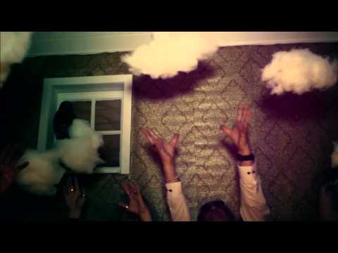 Musikvideon spelades in i en liten kolonistuga i Malmö och vi skådespelare hade aldrig träffat varandra förut.
Vi är i trans. Jag som är den äldre blonda kvinnan pratar i början av videon.
 This is Head Illumination. Regissör Maciej Kalymon.
