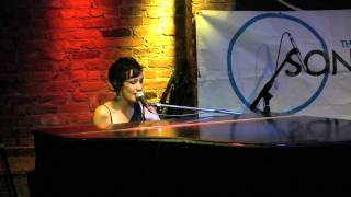 Emma Dean performs at The Bitter End, New York Songwriter's Circle