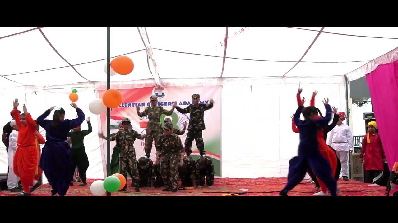 मेरी धरती मुझसे पूछ रही,कब मेरा कर्ज़ चुकाओगे। मेरा अम्बर मुझसे पूछ रहा,कब अपना फर्ज़ निभाओगे। मेरा