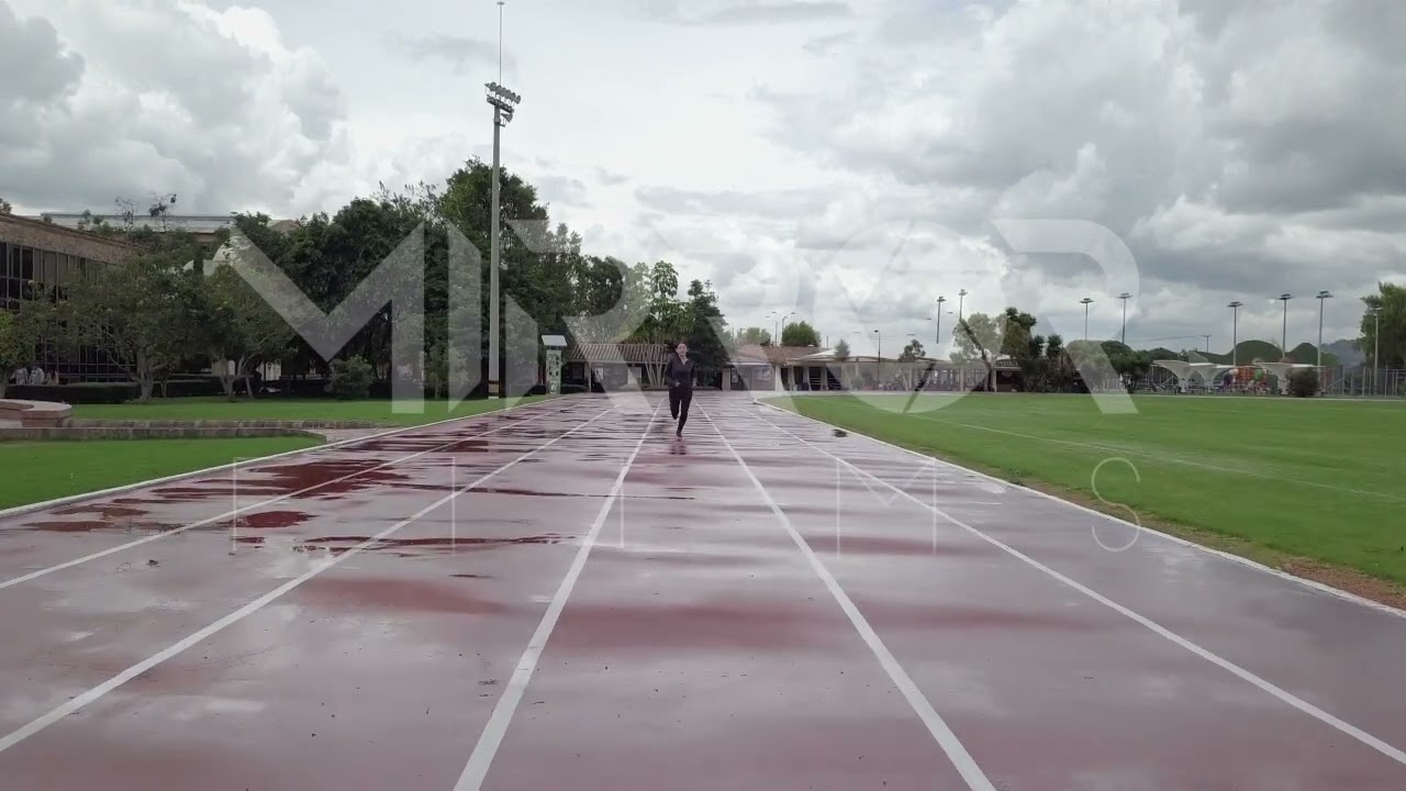 Mujer en pista de atletismo P1
