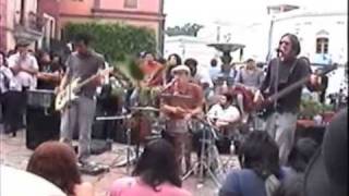 Muerte Chiquita - You shoot me down (en vivo Festival Cervantino callejero)