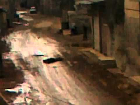 محاولة سحب جثمان احد الضحايا في مدينة دوما في محافظة ريف دمشق