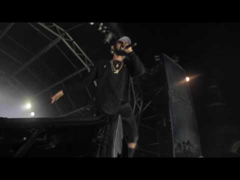 SEE HOW FANS GO WILD FOR PHYNO IN CALABAR.