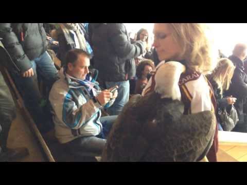 Geneve Servette's Adler fliegt Puck zum Anspiel