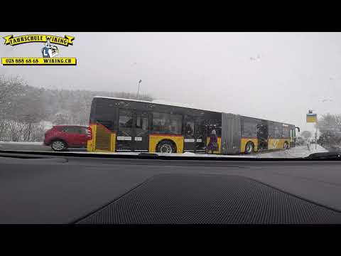 Postauto lässt Passagierin stehen