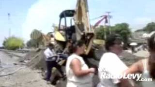 preview picture of video 'Vecinos de Manzanillo bloquean obras de PEMEX'
