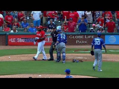 TOR@TEX: Fielder gets hit following fracas in 8th