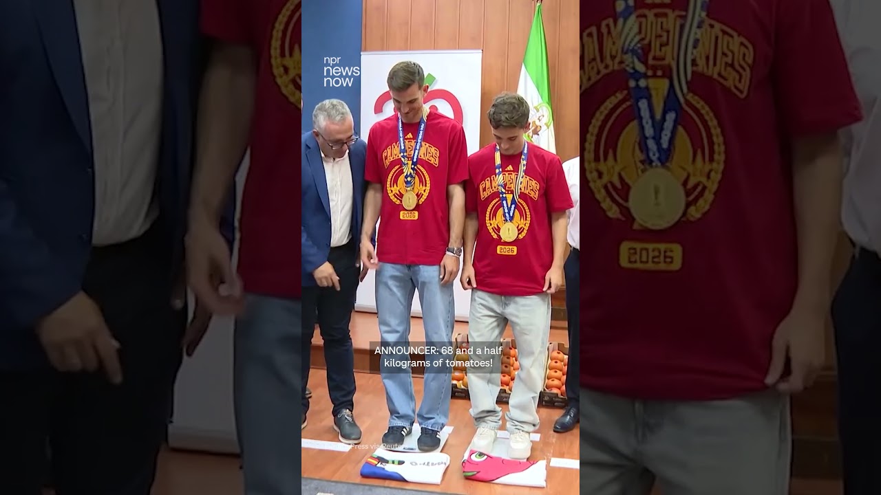Video: Los Palacios awards World Cup winners Ruiz and Gavi their weight in tomatoes
