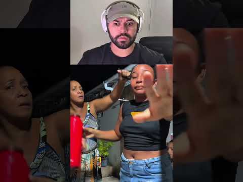 Ela está chorando para pentear o cabelo kkk