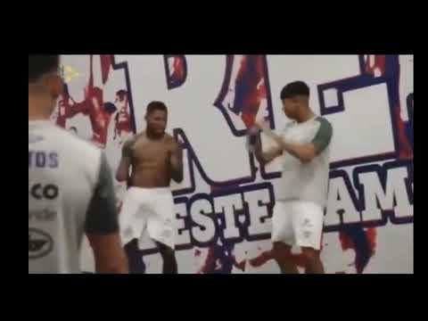 JOGADORES DANÇANDO GAIOLA EO TROCO