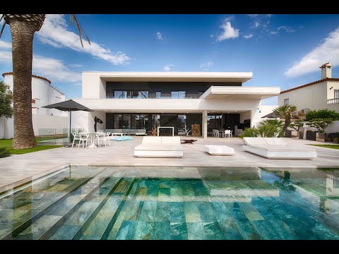 Luxury villa with 30 m mooring on the wide canal in Empuriabrava