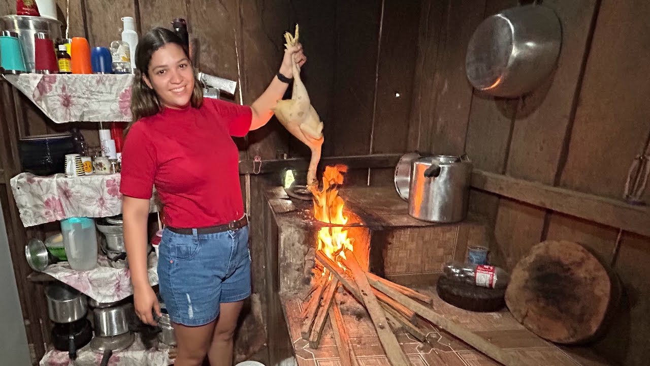 GALINHA CAIPIRA COM PEQUI NO FOGÃO A LENHA NO SÍTIO DE NOSSOS AMIGOS