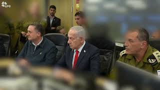 רה"מ נתניהו בבור חיל האוויר בקריה במהלך התקיפה בתימן (עדכוני משרד ראש הממשלה) - התמונה מוצגת ישירות מתוך אתר האינטרנט יוטיוב. זכויות היוצרים בתמונה שייכות ליוצרה. קישור קרדיט למקור התוכן נמצא בתוך דף הסרטון