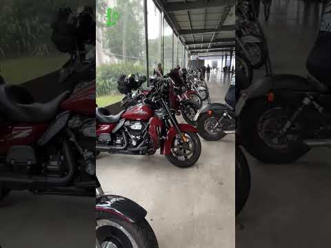 Olha essa Harley estacionando no evento! #lcgaragers #harleydavidson