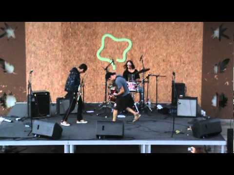 Zefirina Bomba - Intro / Alguma Coisa por Aí / Love Buzz (Ao vivo - Virada Cultural 2012)