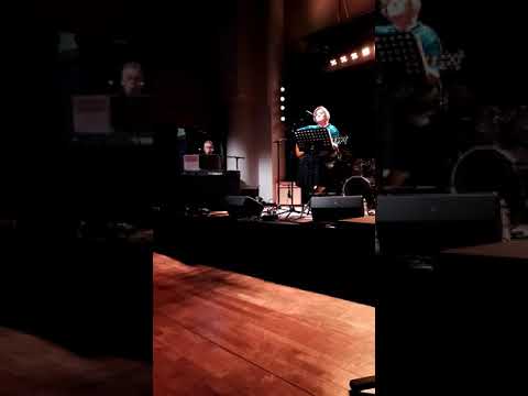 Ellen sjunger Benjamin Ingrossos låt Det stora röda huset