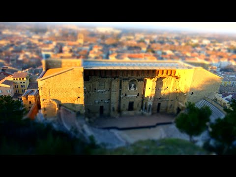 O Teatro Antigo, o Museu de Arte e História e o Arco do Triunfo de Orange