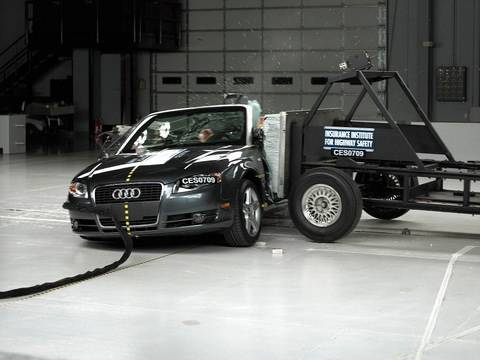 2007 Audi A4 Cabriolet side IIHS crash test
