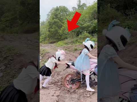 La chica finalmente aprendió a conducir una motocicleta.#shorts
