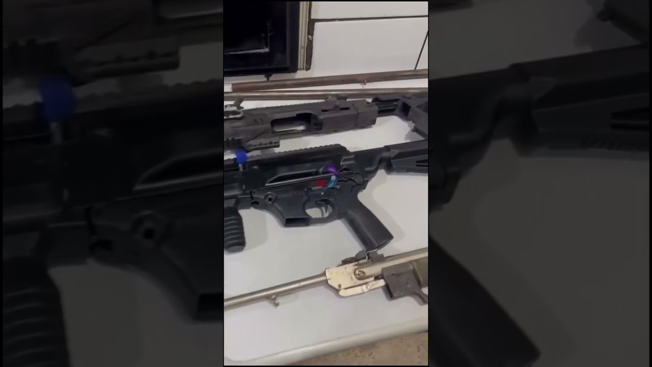 Polícia Militar apreende arsenal e explosivos de facção criminosa em Guarujá.
