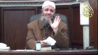 هل لو أشرت لأحد في المسجد والإمام يخطب دون أن اتكلم وتكون هذه الإشارة مفهمة أن انصت هل هذا لغو؟ image