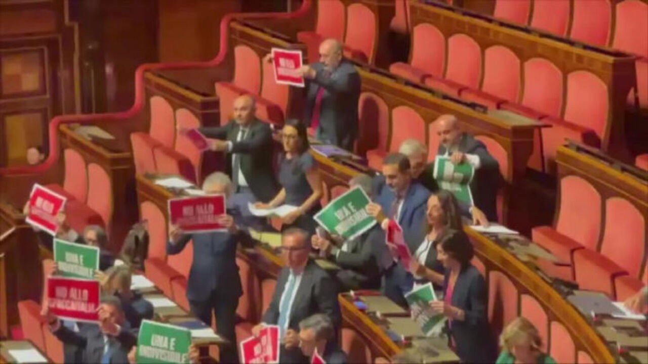"No allo spacca Italia", protesta opposizioni con cartelli al Senato contro Autonomia differenziata
