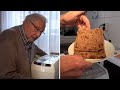 100 jarige Wim bakt nog altijd zijn eigen brood