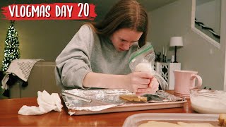 VLOGMAS DAY 20: baking and decorating christmas cookies!