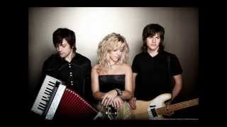 Walk Me Down The Middle - The Band Perry (Español)