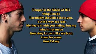 ​twenty one pilots- Levitate (Lyrics) {HeyLyrics}