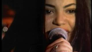 Shakira &quot;Un Poco De Amor&quot;