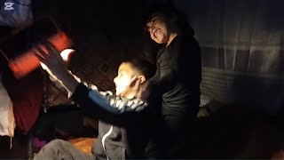 بدا تصليح الخيمه بعد العاصفة لي ضربت الخيمه لتجهيزها لعاصفه خرى 🌨 وفرحه اميرة بتنويو 🔦الخيمه ⛺